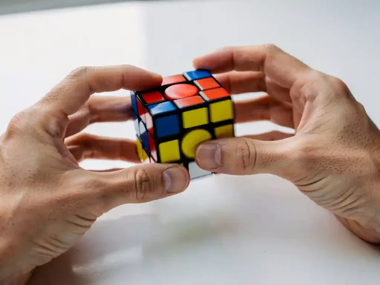 Snelle vingers voeren geavanceerde greep uit op kleurrijke 3x3 speedcube met bewegingsonscherpte tijdens rotatie