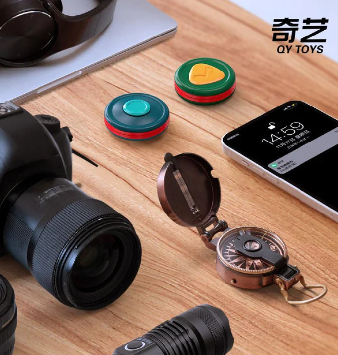 Productvisuals_Speedcubes-QiYi-Haptic-Spinner-version-driehoek-7