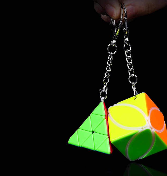 Productvisuals_Speedcubes-qiyi-sleutelhanger-pyraminx-of-ivy8-1